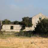 Usciamo quindi dalla chiesa per andare incontro all�ultima costruzione della tenuta: la stalla. Si tratta di un edificio che pare una piccola masseria fatta di mattoni bianchi invasa dalla vegetazione